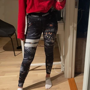 Tränings tights från stronger - Använda ett fåtal gånger så som i ny skick! Super stretchiga och sköna att ha på sig!💗 passar en xs - s