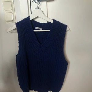 Blå väst - Säljer denna snygga väst från designbysi❤️ det är en onsize å passar xs-m