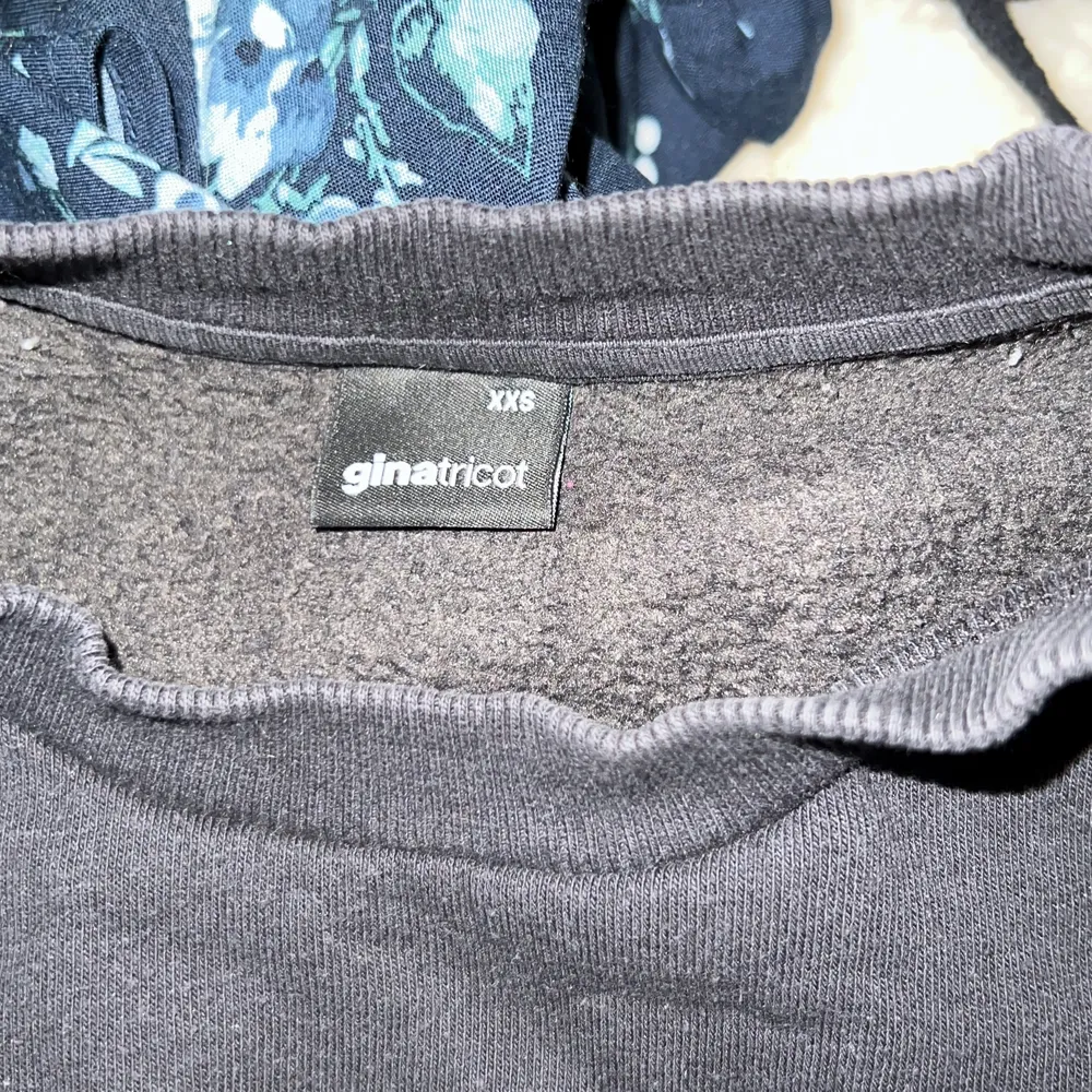 Sweatshirt från Gina tricot i storlek xxs.. Tröjor & Koftor.