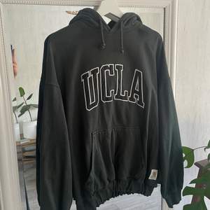Mörkgrön UCLA hoodie med insydd resår, går lätt att ta bort. Köpt på Pull&bear för ca 2 år sedan 💚