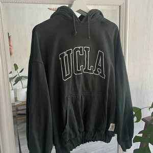 Hoodie - Mörkgrön UCLA hoodie med insydd resår, går lätt att ta bort. Köpt på Pull&bear för ca 2 år sedan 💚