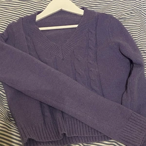 Lila tröja  - Lila stickad tröja med v-rigning. Nästan aldrig använd så i bra skick! 