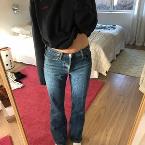 Lågmidjade jeans  - Lågmidjade raka/bootcut jeans från Brandy Mellvile! Skit snygga till våren. Har ett igensytt hål vid vänster ficka (sista bilden) 