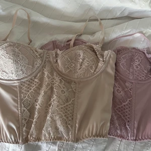 Korsett - Köpta på Urban outfitters för ett tag sedan, aldrig använda! spännband så passar olika storlekar, 250kr styck, 400kr för köp av båda vid snabb affär