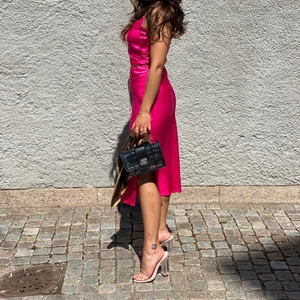 Satinklänning från Zara - Jättefin klänning från Zara som bara kom till användning en gång då bilderna togs. Den är i nyskick & verkligen superfin i färg och passform med en slits. 