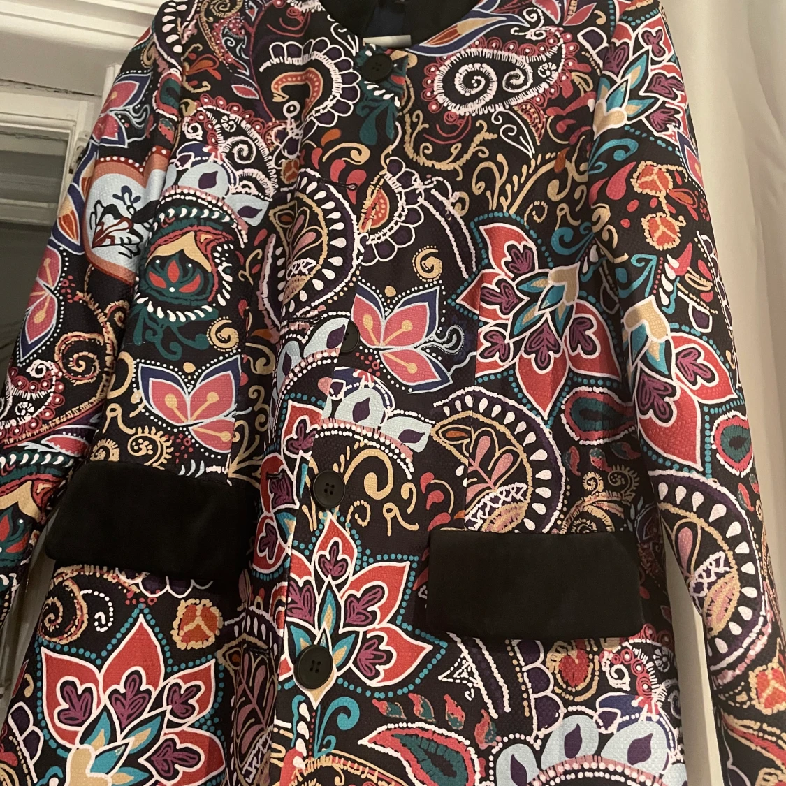 Färgglad och mönstrad kappa, oanvänd.  - 91