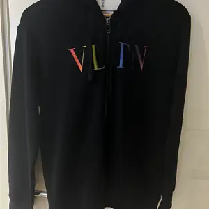 Säljer denna Valentino tröja, då jag ångrar köpet. Inga bud på annonsen, intresserad? Köp den! :) Nypris på tröjan 9000kr! Fraktas Såfort den är köpt.😄 Scanna QR- koden med er kamera ifall ni känner er osäkra. 