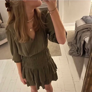 Maje klänning - Säljer min sååå snygga klänning från Maje som är slutsåld i butik! Den är i jättefint skick eftersom den knappt har kommit till användning🤩🤩 Nypris låg på runt 2700kr, pris kan diskuteras vid snabb affär!