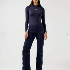 Skidbyxor J.Lindeberg  - Ett par så snygga skidbyxor som är köpta nyligen. Ser knappt använda ut och är i ett mycket bra skick. Köpta för 4000 nypris! Slutsåld överallt!