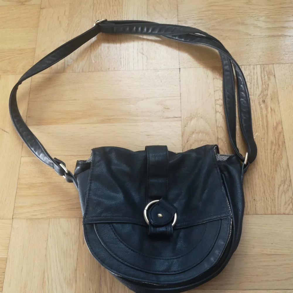 En svart liten handväska från click six. Väskor.