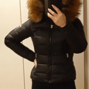 Rock and Blue dunjacka stl 36 - Dunjacka med äkta päls stl 36 men passar även 34. Väldigt sparsamt använd. Skickar alltid spårbart och betalning sker via Swish. 