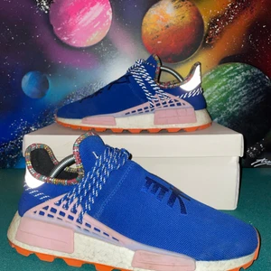 Adidas PW NMD HU ”inspiration Pack” - Adidas Human Race ”Inspiration Pack”                                   Bin: 700kr                                                                           Size: EU43,5/US9,5                                                                      Cond: DS 10/10.                                                              Meet up i Jönköping eller fraktas. Bara höra av sig vid frågor