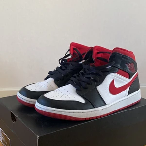 Nike Jordan 1 gym red black white - Säljer mina sparsamt använda Jordan 1’s i färgen gym red. Väldigt fint skick, nypris för denna storlek 2650kr. Hör av vid intresse!