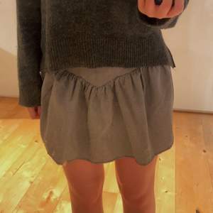 Svinsnygg kjol från & other stories💋💋💋 snygg i alla årstider 