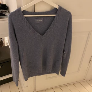 Zadig - Intressekoll på en så fin stickad kashmir tröja från Zadig! Den är i nyskick och finns inte på hemsidan längre. Fina stjärnor på armbågarna och inte det minsta nopprig!❤️🤩 (nypris låg på 4500)