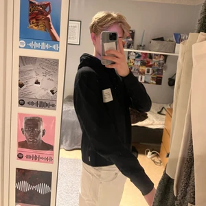 hoodie - svart jack & jones hoodie. knappast använd och har därför inga ytliga defekter. skön och passar perfekt nu när det börjar bli varmare. pris går att diskutera.