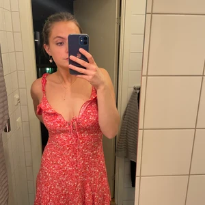 Sommarklänning  - En superfin och sommrig klänning från zara som tyvärr inte kom till användning i somras. Röd med rosa och vita små blommor och en knytning vid brösten. Jag är 167cm lång.