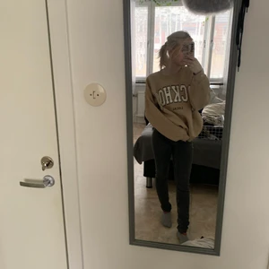 Beige Sweatshirt  - Beige Sweatshirts som jag säljer då jag inte tycker om den längre,inget för på den,den har inga skador eller fläckar.använt ca 4 gånger 