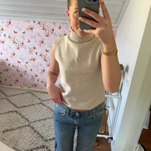 Zara väst - Snygg väst från zara i en beige färg. Västen är i strl S och sitter super snyggt. Använd 1 gång.