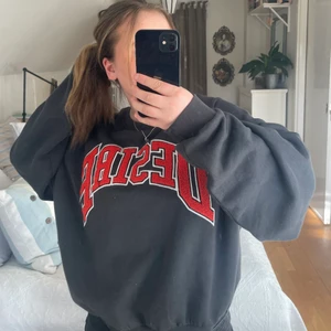 Snygg sweatshirt  - En skitsnygg slutsåld sweatshirt från Weekday i storlek S, sitter snyggt oversize. Säljes då den inte kommer till användning, använd max 3 gånger! Nypris 400kr, kom med prisförslag!💗
