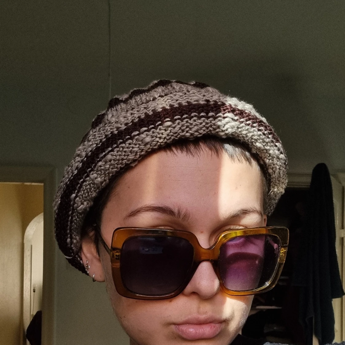 Stickad mössa i brunt o beige  - 90