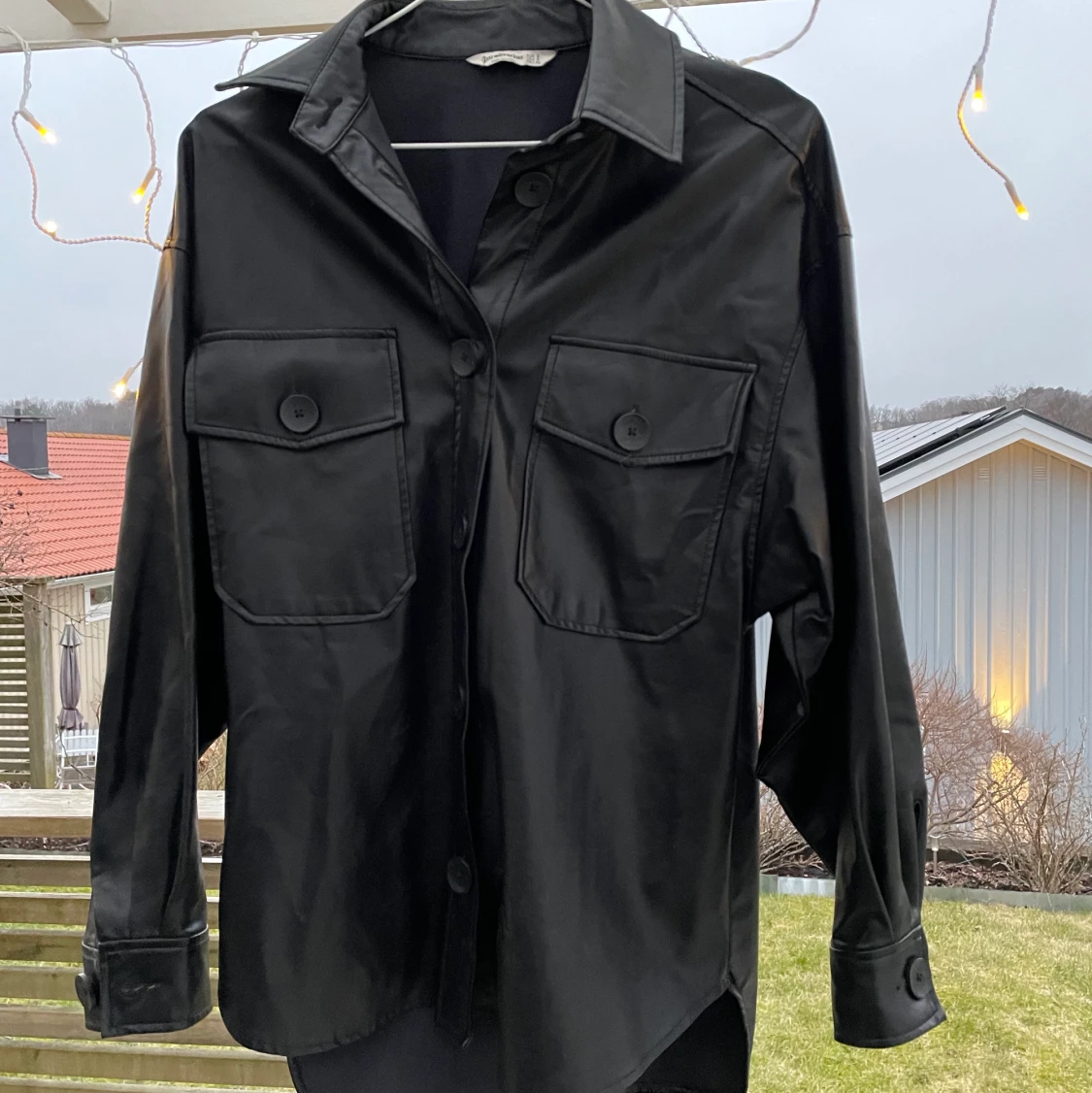 Oversized skjorta i läderimitation 