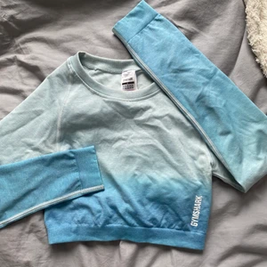 GYMSHARK crop topp - Sååå fin blå gymshark topp! Säljer för att jag använder andra mer än just denna:) ❤️ den är så fin i färgen och endast tvättad en gång! Storlek small! Pris går att diskutera:)