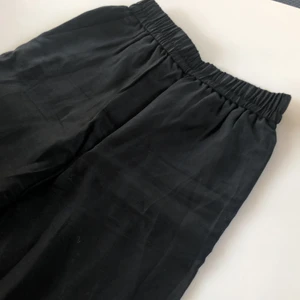 Byxa från & other stories - Svarta brallor som är använda 1 gång. Strl 38 men passar även en 36!