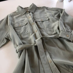 & Other stories skjorta -  & Other stories skjorta i strl S. Använd fåtal gånger därmed i bra skick! M knutans i midjan.