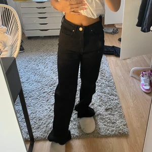 Madlady jeans  - Jeans från Madlady! Köpte fel storlek så den har aldrig kommit till användning (Storlek 34). Madlady gör byxor för längre personer så skulle säga att dessa jeansen är bra för dom som är 160-170 och inte för oss som är mer åt perite! Väldigt snygga annars 😍 nypris: 799