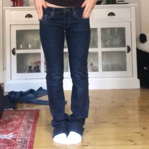 Lågmidjade jeans - Mörkblå lågmidjade jeans med straight passform, alldeles för långa på mig som är 160cm tyvärr. Bra skick! Innerbenslängd: 85cm midjemått: 77cm                              Först till kvarn❤️