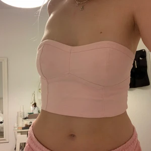 Korsett- topp  - Supersöt Bustier från zara i storlek M, men passar mer som en small. Sparsamt använd. 