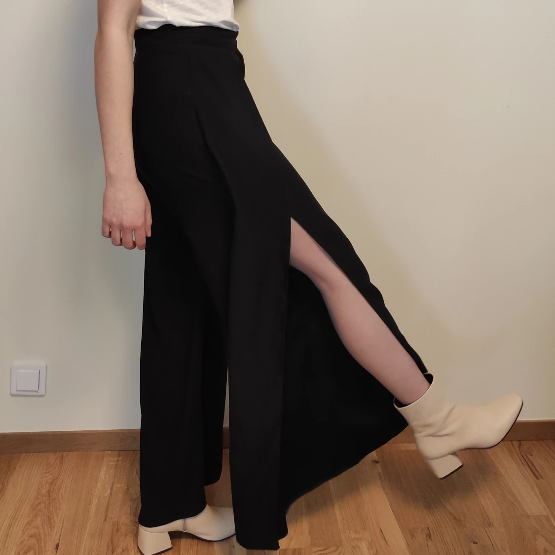 Svarta kostymbyxor med slits  - 90