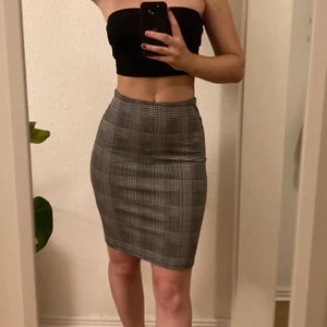 Rutig tight kjol - Rimutig kjol från Gina Tricot. Sitter tight men är väldigt stretchig så den är superskön på. 