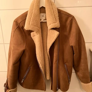 Jacka - Säljer min bruna jacka från HM så fin till våren! Säljer för 200 kr + frakt 