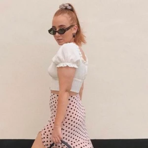 Topp H&M strl 42 - Använd men i fint skick! Tyvärr blivit för liten men är sååååå fin