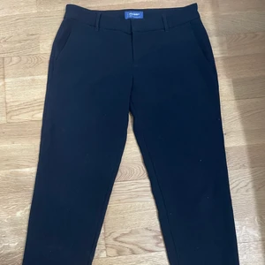 Svarta kostymbyxor - Svarta snygga kostymbyxor i storlek M. Hyfsat korta. Lite tjockare i materialet 💕 Originalpris: 300. Kan mötas upp i Stockholm eller skicka på posten ❤️ 100kr + frakt