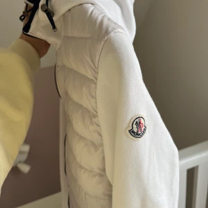Moncler  - Säljer min fina moncler maglia cardigan i storlek S.. Den är nästintill oanvänd har änvänt den fåtal gånger. Kan mötas upp i jönköping annars står köparen för frakten. 
