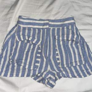Jättesöta randiga shorts till sommaren 🥰 I storlek M. Kan mötas upp i Stockholm eller skicka på posten ❤️ 40 kr + frakt ❤️