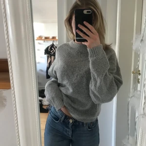 Stickad tröja - Mysig och härlig stickad tröja från Nelly i bra skick. Inga defekter och är i storlek XS. Säljer för att den inte kommer till användning längre💕 Nypris: 299kr Mitt pris: 170kr😊 köparen står för frakten, om fler intresserade blir det budgivning😇