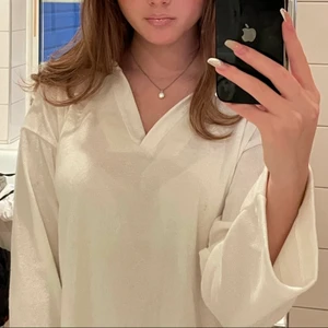 Vit tröja - superfin vit tröja med v-ringning, vida ärmar och liten slit på sidorna från Gina tricot i storlek S🤍🤍 endast provat, aldrig använd. 200+ frakt