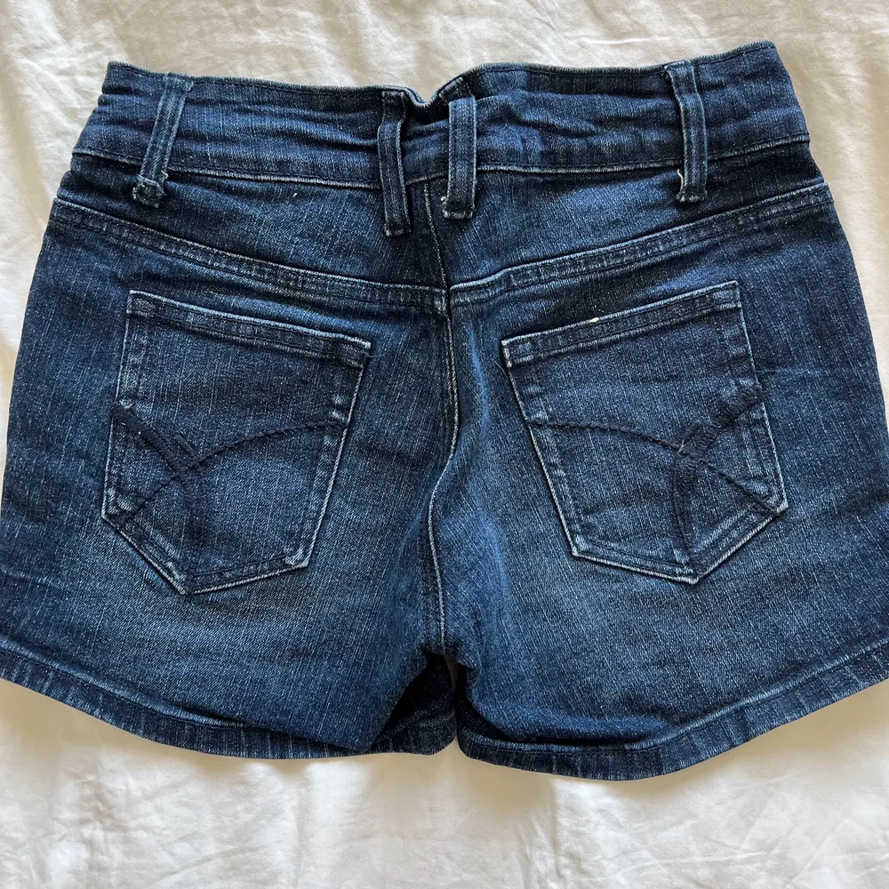 Snygga jeans shorts som blivit för små för mig! . Shorts.