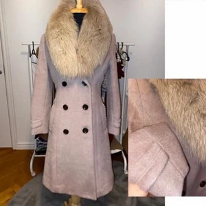 Kappa med äkta päls (fure fox) ✨ - ✨ New arrivals ✨kappa, märke ESTERRA, pälsräv äkta 💯% importerad från Korea ✨   Modellstil: slät klänning 🧥  Färg: grå/persika   Tygarbete: 📌  Bröst: -38  Skulder: 15,5  Längd: 38   Pris: 1399kr 🏷 (priset går att diskutera) 