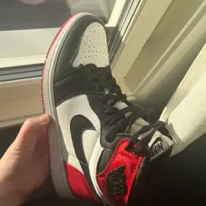 Jordan 1 high satin black toe. Nypris 3800. Storlek 40. Passar 39/40. Använd med crease skydd, inga defekter eller skador. Tillkommer box & röda snören. Skriv för mer information eller bilder 🐻 äkta!