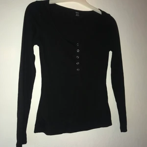 Svart tröja - Svart u ringad tröja med knappar. Köparen står för frakt, pris kan diskuteras vid snabb affär <3