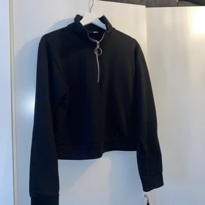 Tröja - Svart tröja med dragkedja och hög hals