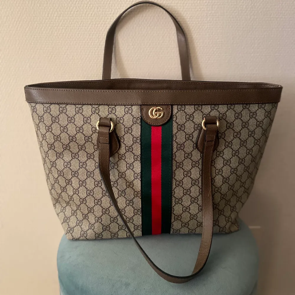 En Gucci inspirerad väska, kvitto och dustbag ingår. Väskor.