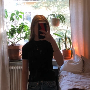 Kortärmad tröja - Jätte fin tajt kortärmad tröja från hm. Storlek 134/140. Den är ”randig” i texturen. Köparen står för frakten (45kr). Använd ca 5 ggr. (Smutsig spegel)