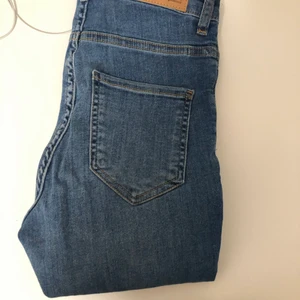Jeans  - Skinny jeans blåa använda minst 3 gånger. Kommer inte ens ihåg senast jag använde dom. Jättebra skick. 
