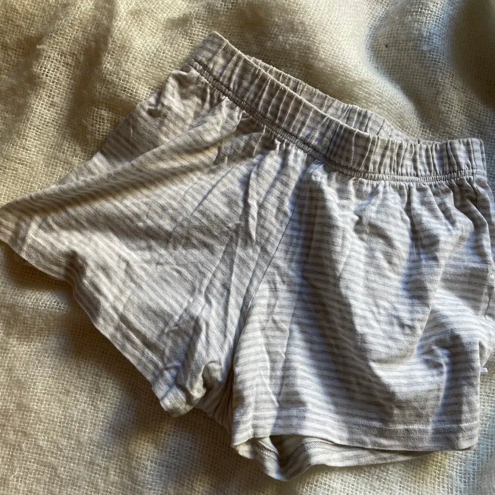 Säljer nu mina sjukt gulliga randiga pyjamasshorts! 🤍 Dessa är i storlek S/XS och jag säljer för 99 kr då nypris ligger på 199. De är knappt använda och ännu inte helt säker på om jag vill sälja. Så detta är lite av en intressekoll 💕 Köparen står själv för frakten som kan variera.. Shorts.